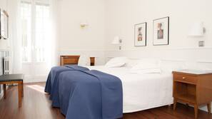 Ropa de cama de alta calidad, caja fuerte, escritorio y cortinas opacas
