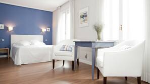 Ropa de cama de alta calidad, caja fuerte, escritorio y cortinas opacas