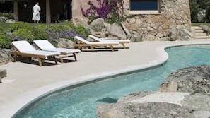 Piscina all'aperto, ombrelloni da piscina, lettini