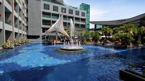 Outdoor pool, free pool cabanas, pool loungers