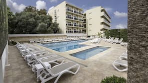 Una piscina al aire libre