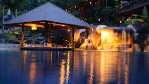 4 piscines extérieures, parasols de plage, chaises longues