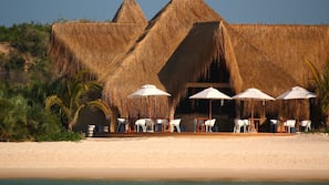 Plage, sable blanc, massages sur la plage, plongée sous-marine