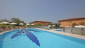 Innenpool, 4 Außenpools, Sonnenschirme