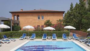 Innenpool, 4 Außenpools, Sonnenschirme