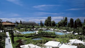 Innenpool, 4 Außenpools, Sonnenschirme