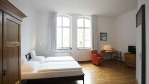 Zimmersafe, individuell eingerichtet, Schreibtisch