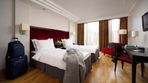 Hypo-allergenic bedding, in-room safe, desk, blackout drapes
