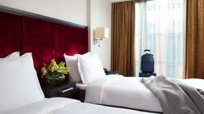 Hypo-allergenic bedding, in-room safe, desk, blackout drapes