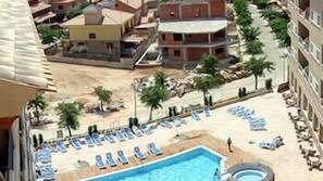 Una piscina al aire libre de temporada
