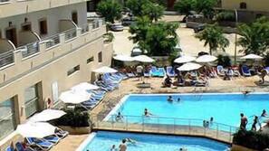 Una piscina al aire libre de temporada