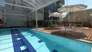 Piscina interna, espreguiçadeiras