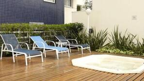 Piscina interna, espreguiçadeiras