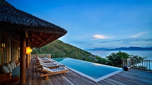 Hill Top Reserves (3 bedrooms villa) | Premium bedding, free minibar items, in-room safe, desk