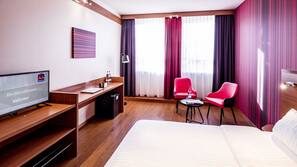 Ropa de cama hipoalergénica, minibar, caja fuerte y escritorio