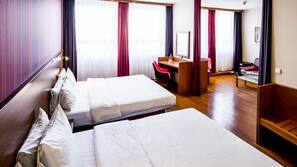 Ropa de cama hipoalergénica, minibar, caja fuerte y escritorio