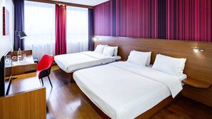 Ropa de cama hipoalergénica, minibar, caja fuerte y escritorio