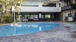2 piscinas al aire libre