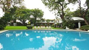 Una piscina al aire libre