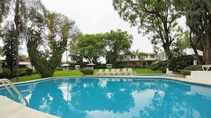 Una piscina al aire libre