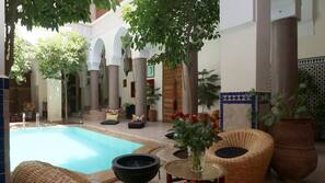 Una piscina cubierta