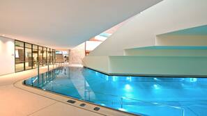 2 Innenpools, Außenpool, Sonnenschirme, Liegestühle
