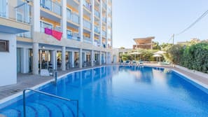3 outdoor pools, open 10:00 AM to 6:00 PM, pool umbrellas, pool loungers