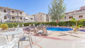 3 outdoor pools, open 10:00 AM to 6:00 PM, pool umbrellas, pool loungers