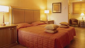 Hypo-allergenic bedding, minibar, in-room safe, desk