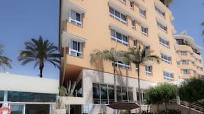 Una piscina cubierta, una piscina al aire libre, sombrillas, tumbonas