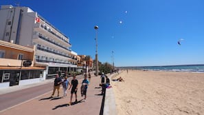 Am Strand, Liegestühle, Sonnenschirme