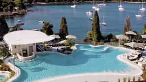 Indoor pool, 3 outdoor pools, pool umbrellas, pool loungers