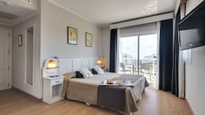 Een minibar, een bureau
