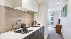 Fridge, coffee/tea maker