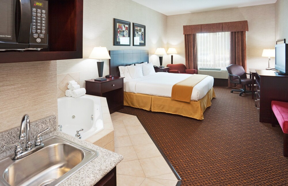 Holiday Inn Express & Suites Carrollton, an IHG Hotel