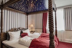 Suite, Bathtub | Desk, iron/ironing board, cribs/infant beds, free WiFi