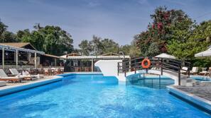 Outdoor pool, pool umbrellas, sun loungers
