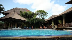 Piscine extérieure, parasols de plage, chaises longues