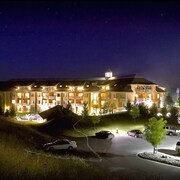 Shanty Creek Resorts Cedar River Village In Bellaire Hotel Hotel Front Evening Night