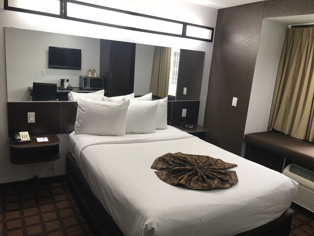 Microtel Inn & Suites by Wyndham Jacksonville Airport