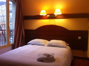 Desk, soundproofing, iron/ironing board, free WiFi