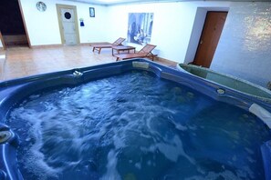Indoor spa tub