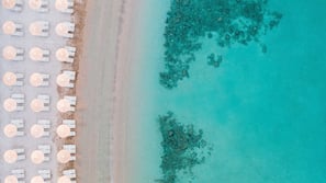Am Strand, Liegestühle, Sonnenschirme, Strandtücher
