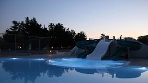 2 Außenpools, Sonnenschirme, Liegestühle