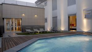 Piscina stagionale all'aperto, lettini