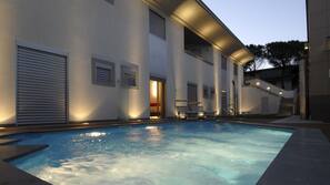 Piscina stagionale all'aperto, lettini