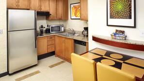 Geladeira grande, micro-ondas, cooktop, lava-louças