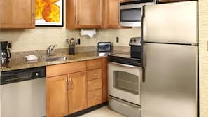Geladeira grande, micro-ondas, cooktop, lava-louças
