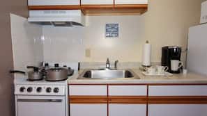 Full-size fridge, microwave, oven, stovetop