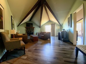 King Suite | Living area | Flat-screen TV